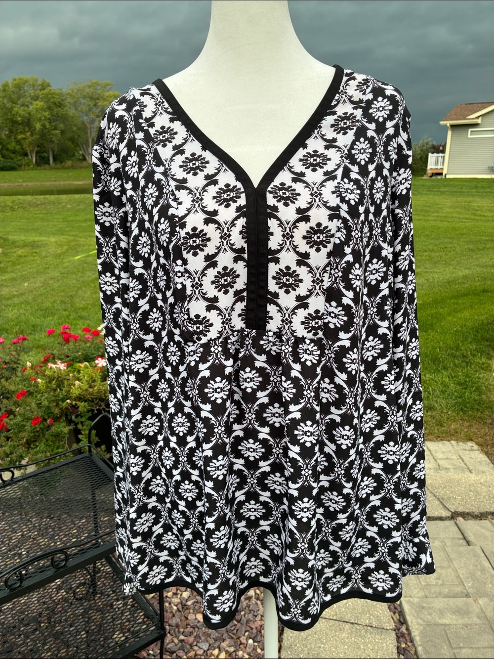 The Limited Black & White Floral V-Neck Long Sleeve Women's Top XL
